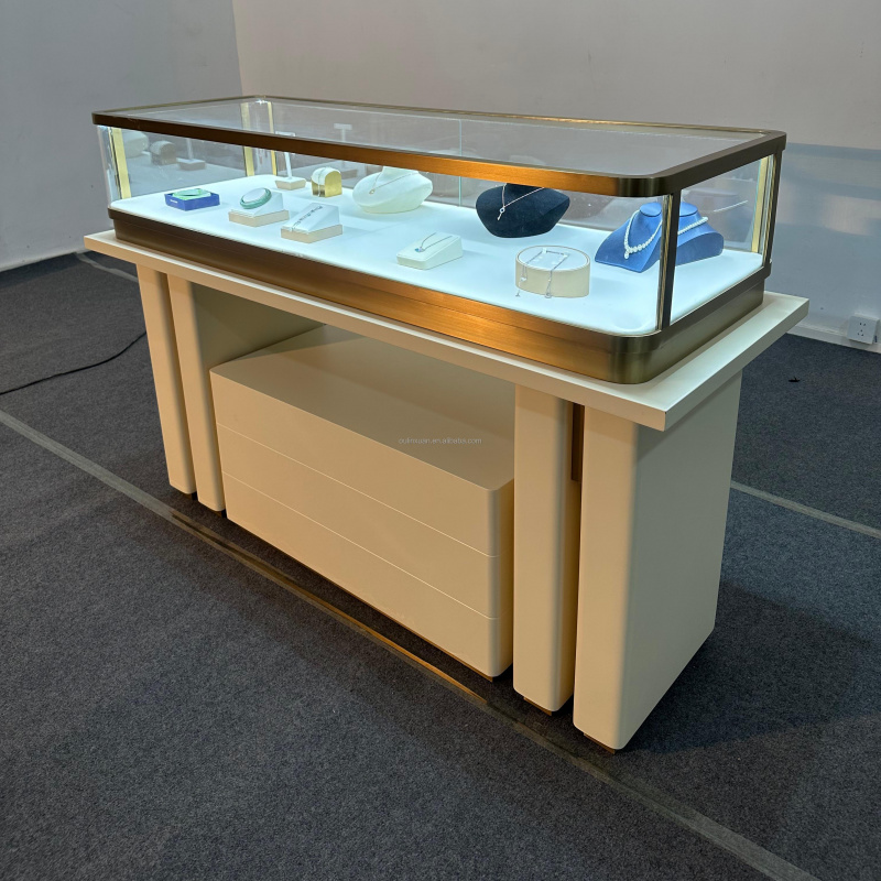 Kasten en displays van roestvr - Jewelry And Watches Stores recensie en prijs